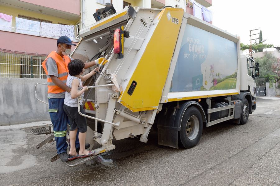 Seyhan Belediyesi çöp toplarken gönül alıyor
