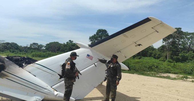 Venezüella ordusu ABD’den uyuşturucu taşıyan bir uçağı düşürdü