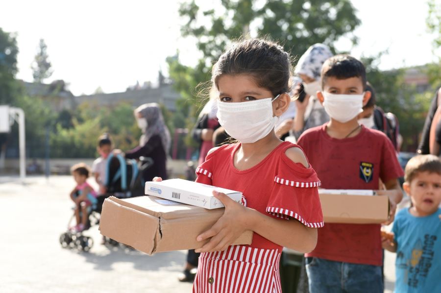 Seyhan Belediyesi öğrencilere maske dağıttı.(Videolu Haber)