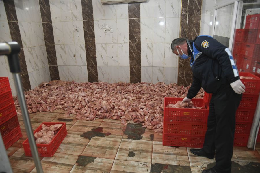 Büyükşehir 2 ton sağlıksız tavuk etine el koydu