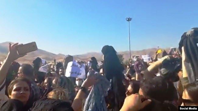 Gözaltında Ölen İranlı Kadının Cenazesinde Protestolar