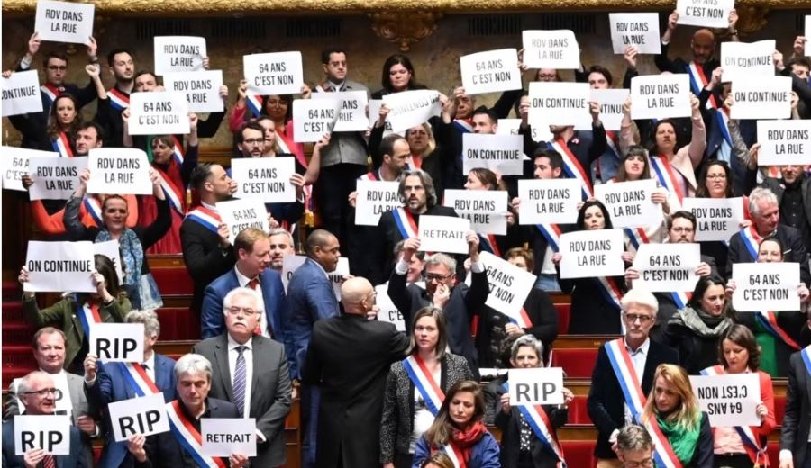 Fransa’da Gensoru Önergeleri Az Farkla Reddedildi
