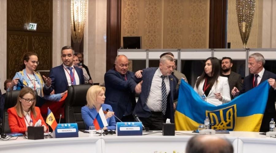 Ukraynalı Delegeden Rus Delegeye Yumruk(VİDEOLU HABER)