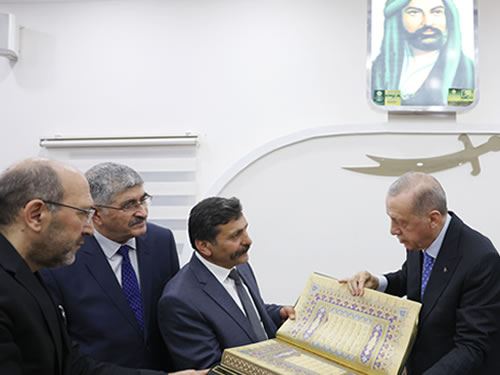 Erdoğan, Muharrem ayı dolayısıyla cemevinde  düzenlenen iftar programına katıldı