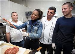 YABANCI ÖĞRENCİLER ADANA KEBAP YAPTI