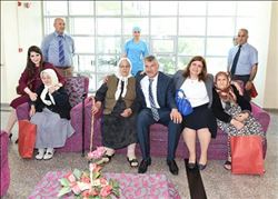 Karalar çifti Anneler Günü`nde Huzurevindeki anneleri unutmadı