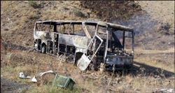 Yol kesen PKK yolcu otobüsünü yaktı, minibüsü taradı!