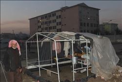  SURİYELİLERİN KALDIĞI ÇADIRA İŞARET FİŞEĞİ DÜŞTÜ 