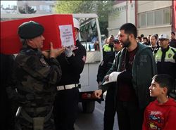 YARALI SİLAH ARKADAŞI, ŞEHİDİ YALNIZ BIRAKMADI 