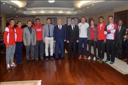  VALİ BÜYÜK REKORTMEN ATLETLER İLE ATICILARI KABUL ETTİ 