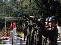 ŞEHİT YEĞENİ KAMUFLAJLA TÖRENE GELİP ŞİİR OKUDU HERKESİ DUYGULANDIRDI 
