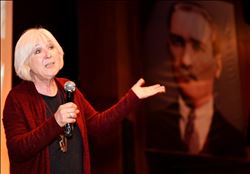  BANU AVAR: "TARİH OKURSAK TEKERRÜR EDEN OLAYLARDAN DAHA AZ ETKİLENİRİZ" 