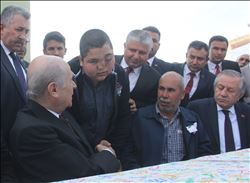 BAHÇELİ´DEN ŞEHİT KARDEŞİNE YARDIM SÖZÜ