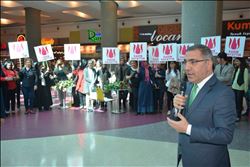 ÇELİKCAN´DAN ADANALI KADINLARA KIRMIZI GÜLLÜ KUTLAMA