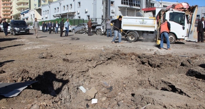 POLİSLERİMİZİN ŞEHİT OLDUĞU PATLAMADA BİR METRE DERİNLİĞİNDE ÇUKUR