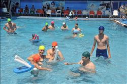 AVRUPALI ÖĞRENCİLER ENGELLİ HAVUZUNDA 