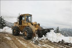 Adana ilçelerinde karla mücadele devam ediyor.
