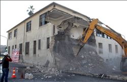 ESKİ ADANA ORDUEVİ´NİN YIKIMINA BAŞLANDI