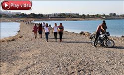 Sular çekilince adaya yürüyerek gittiler