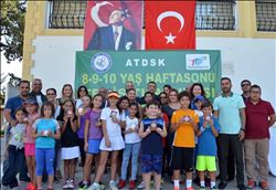 Küçük tenisçiler kortlara çıktı