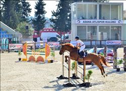 Binicilik Engel Atlama Yarışları Yapıldı
