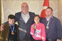 Şampiyon olan özel sporculardan ziyaret