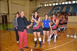 Okullu periler filede yarıştı