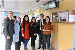 Öğrenciler akıllı durakları kütüphaneye çeviriyor