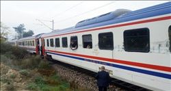 Yolcu treni hafriyat kamyonuyla çarpıştı