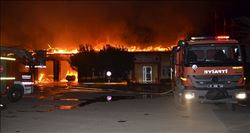 Kozan´daki yangın, Karayolları hizmet binası ve araçlarını  küle çevirdi