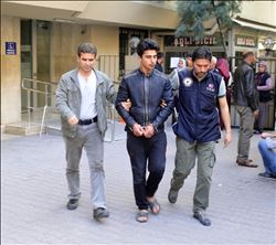 LASTİK YAKIP POLİS ARACINA FIRLATAN ŞÜPHELİ TUTUKLANDI