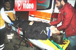 Otomobil polis aracına çarptı: 1´i kadın 3 polis memuru yaralandı