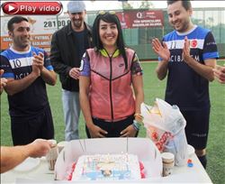 Kadın teknik direktöre sahada doğum günü sürprizi  