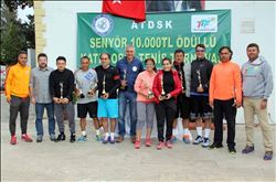 Senyör tenisçiler kupaları topluyor 