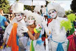 Alışveriş merkezinde karnaval indirimleri