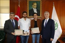 ÇÜ öğrencilerine ödül spagetti köprüden