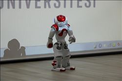 Fıkra anlatan ve horon tepen robot