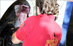 Polis ipi çektikçe spor otomobilden uyuşturucu çıktı