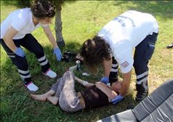 Genç kadın alkol alıp parkta sızdı