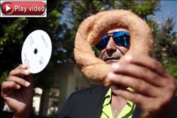 Müzik CD´si çoğaltmak için simit satıyor  