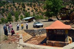 TESİSİ OLMAYAN ŞİFALI SUYA AKIN EDİYORLAR