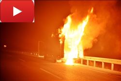 Adana´da seyir halindeki mobil araç alev alev yandı