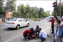 SAĞLIK MESLEK LİSESİ ÖĞRENCİSİ DOLMUŞTAN İNİP HAYAT KURTARDI