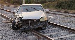Tren otomobile çarptı, sürücü şans eseri kurtuldu