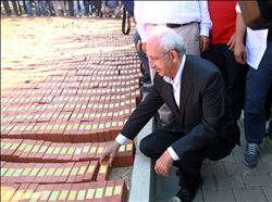 Kılıçdaroğlu, Adalet Anıtı´na tuğla koydu