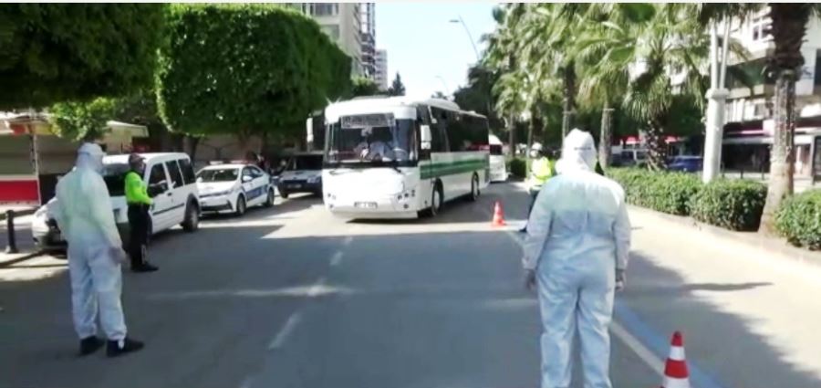 Adana Trafiği toplu taşıma araçlarına sosyal mesafe denetimi yaptı (GÖRÜNTÜLÜ HABER)