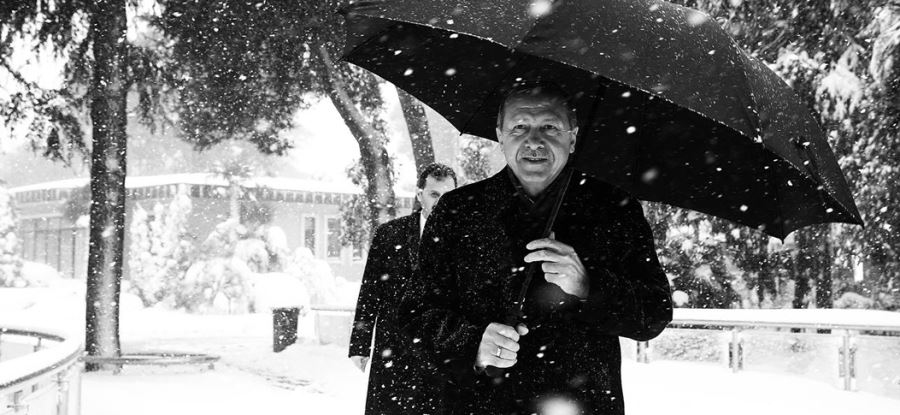Erdoğan, kar altında yürüdüğü fotoğrafını paylaştı