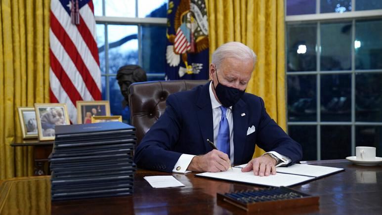 Joe Biden, ilk gününde 17 kararname imzaladı