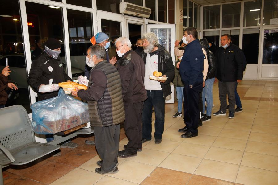 Otogarda kalan evsizlere yemek desteği