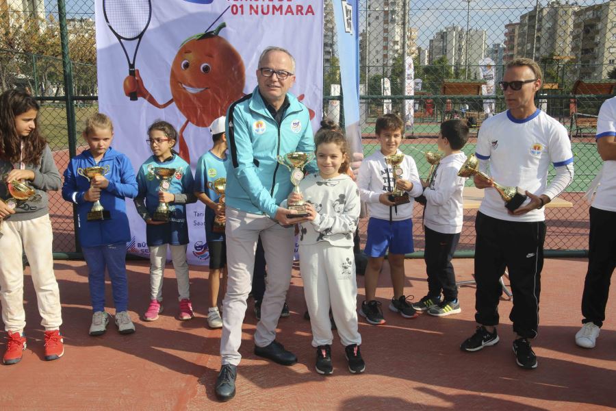Büyükşehir, miniklerin tenis sevgisini turnuvaya dönüştürdü